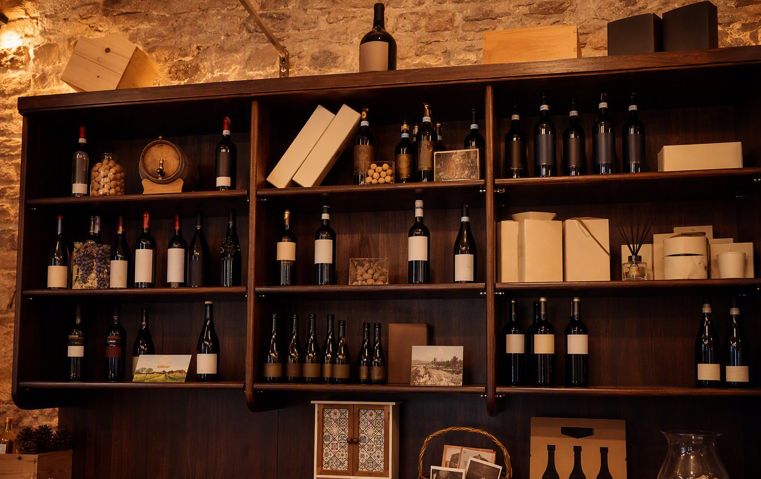 Lo scaffale dei vini dell'enoteca