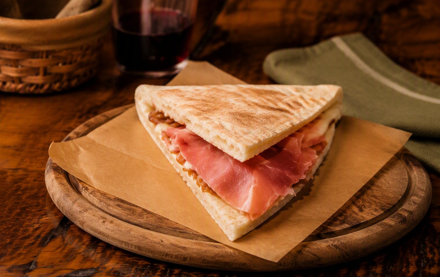 Torta al testo farcita con prosciutto